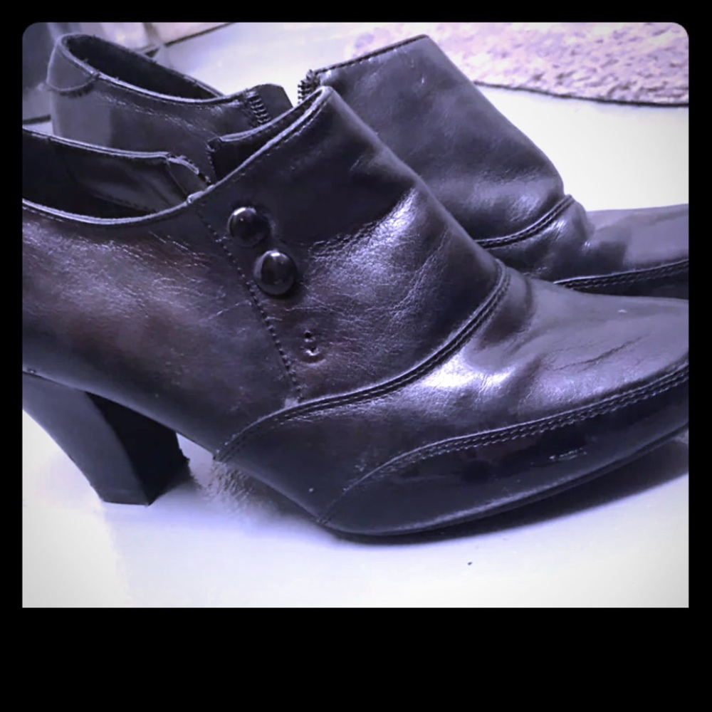 Black boots with heel
